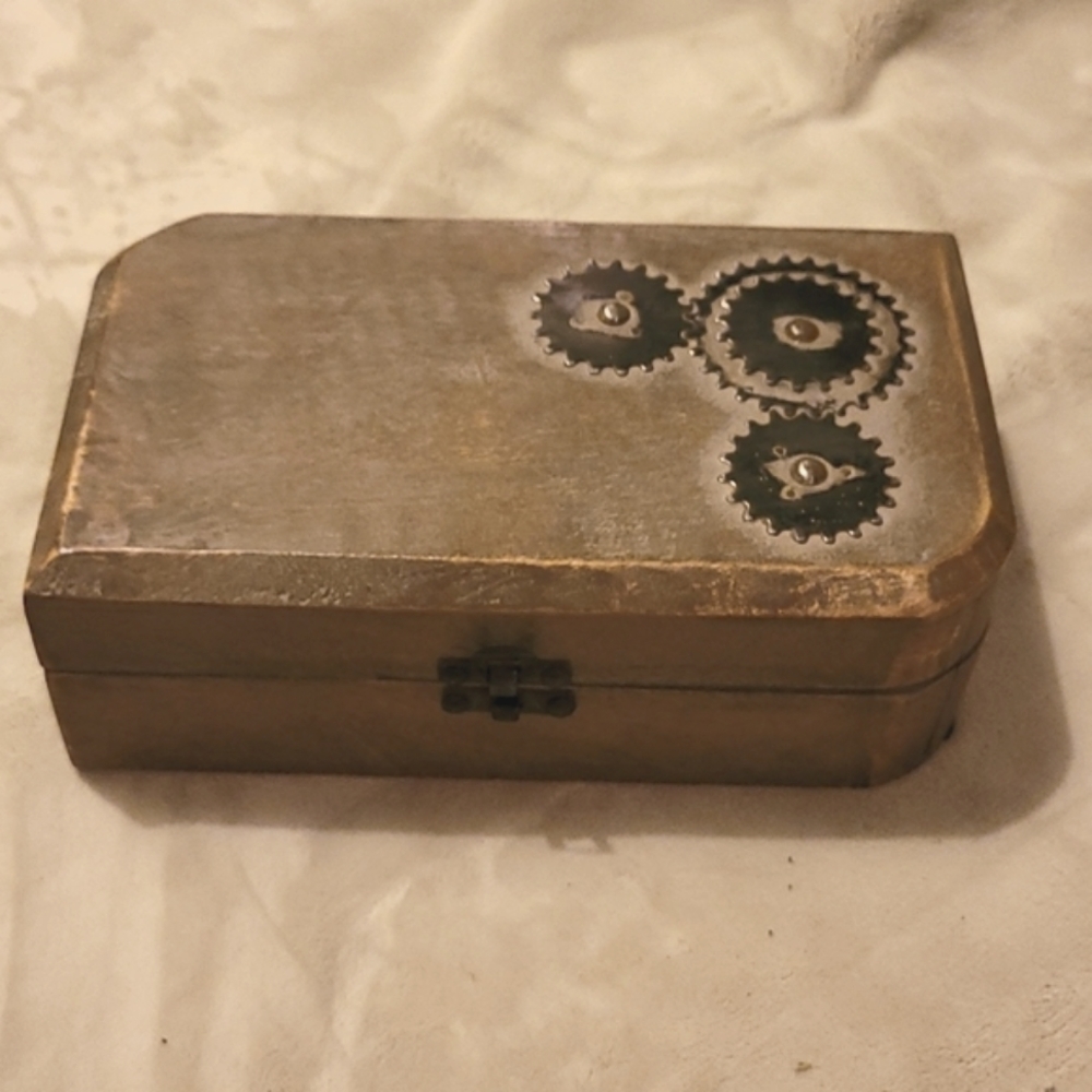 Storage/jewelry box with gear motif